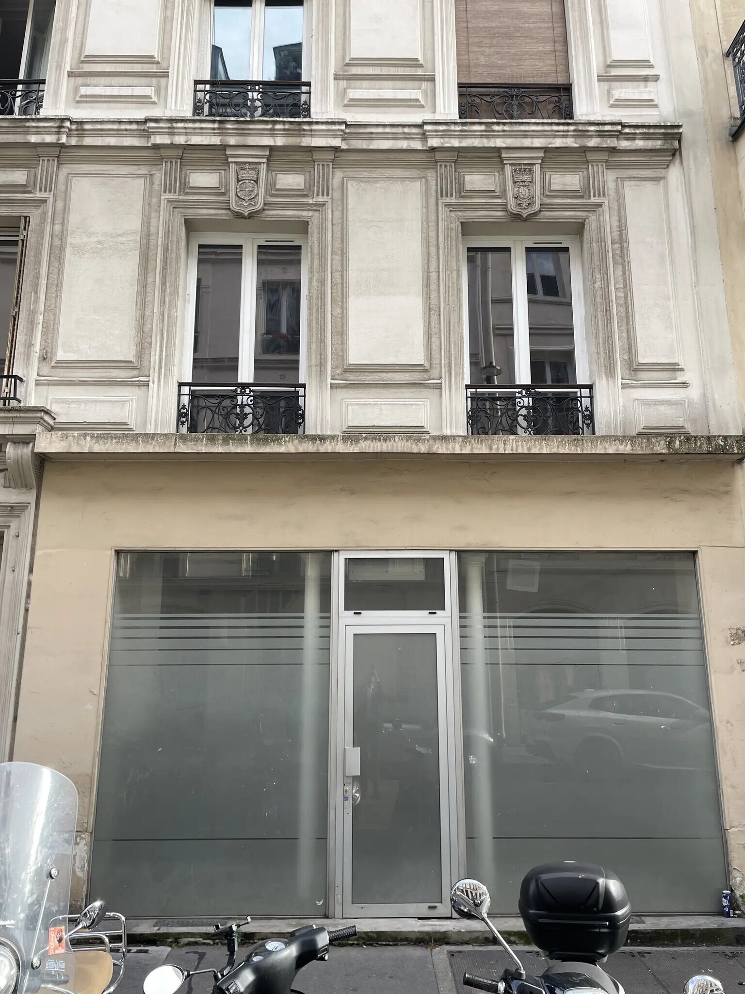 Retail in Paris for lease Building Photo- Image 1 of 12