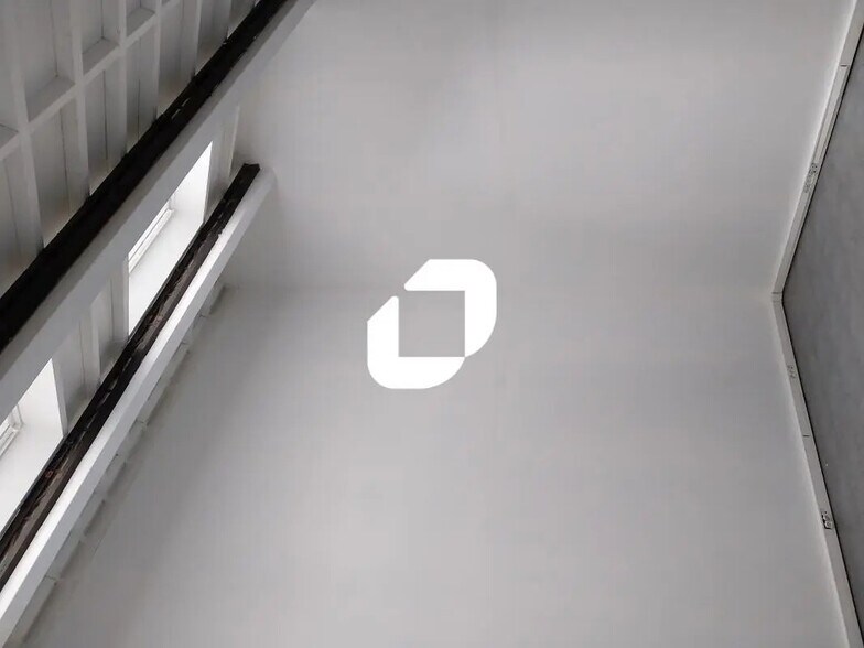 Retail in Voiron for lease - Building Photo - Image 3 of 7