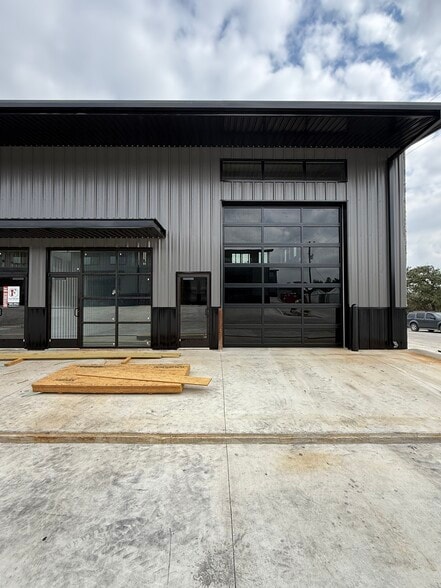 451 Farrell Rd, Dripping Springs, TX for lease - Building Photo - Image 2 of 16