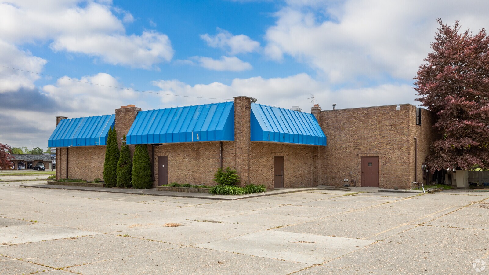 34275 Utica Rd, Fraser, MI 48026