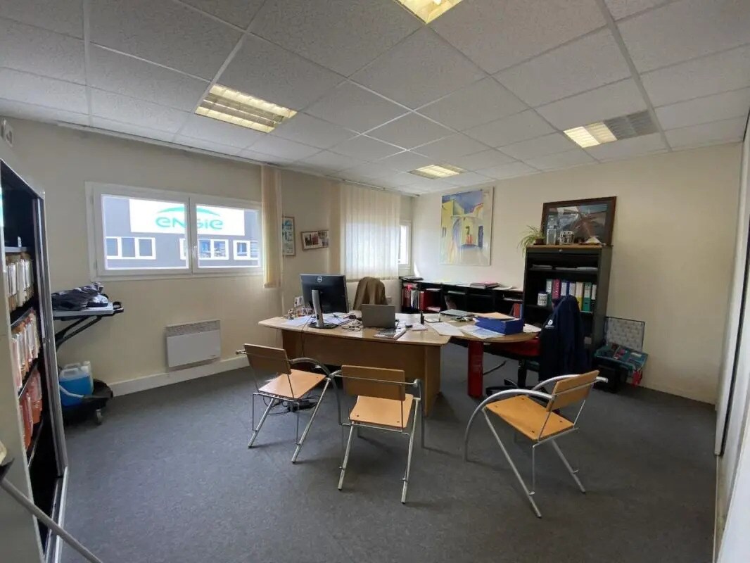 Office in Le Petit-Quevilly for lease Interior Photo- Image 1 of 4