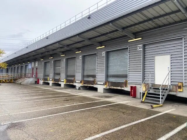 Flex in Mions for lease - Building Photo - Image 1 of 9