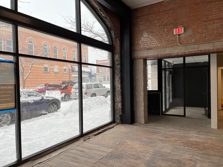 49 S Madison Ave, Sturgeon Bay, WI for lease - Building Photo - Image 2 of 8