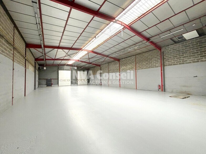 Industrial in SAINT-OUEN-L'AUMONE for lease - Interior Photo - Image 3 of 8