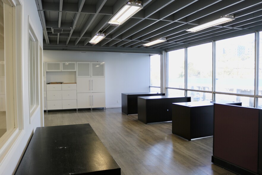 8380 Santa Monica Blvd, West Hollywood, CA for lease - Building Photo - Image 3 of 12