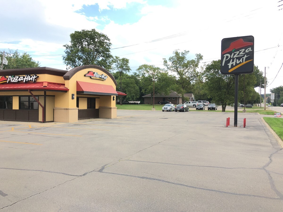 809 E Charles St, Oelwein, IA 50662