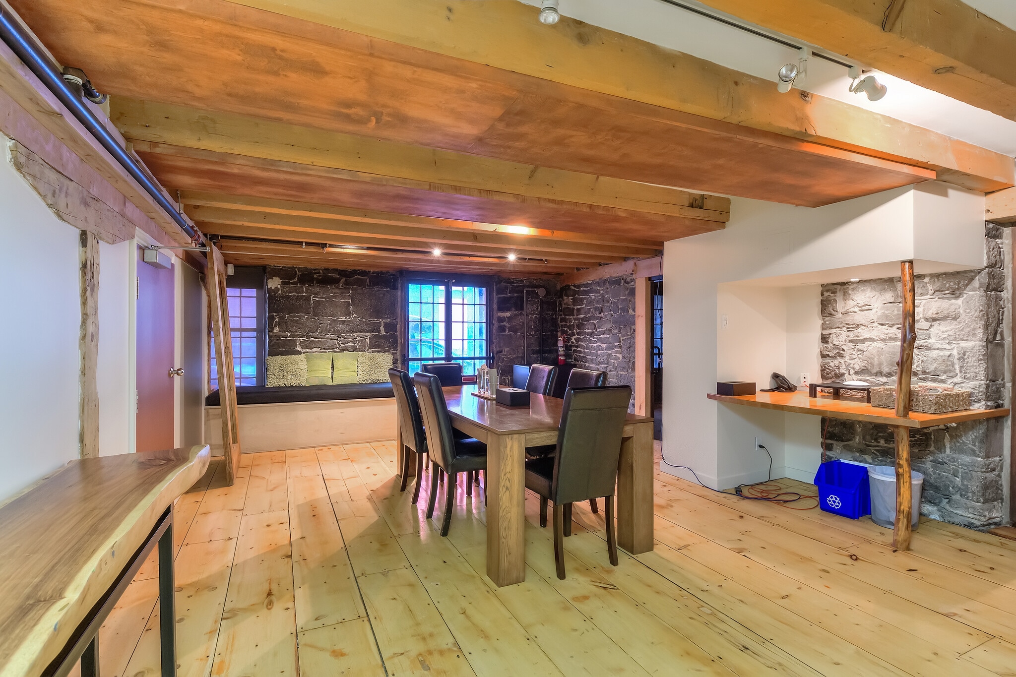 300 Pl D'youville, Montréal, QC for lease Building Photo- Image 1 of 14