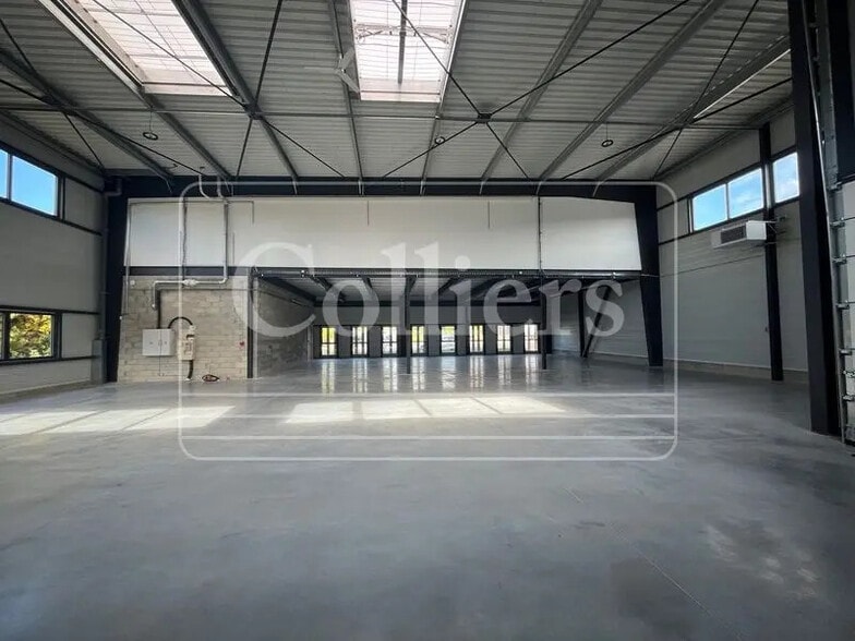 Flex in Venelles for lease - Interior Photo - Image 3 of 8