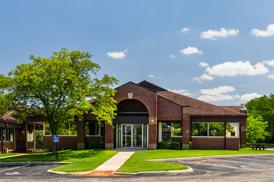 4830 Knightsbridge Blvd, Columbus, OH for lease - Building Photo - Image 1 of 4