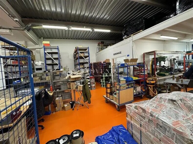 Flex in Croissy-Beaubourg for sale - Building Photo - Image 3 of 8