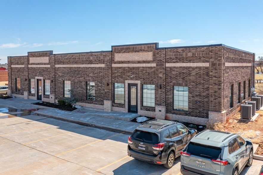 16542 N May Ave, Edmond, OK for lease - Primary Photo - Image 2 of 2
