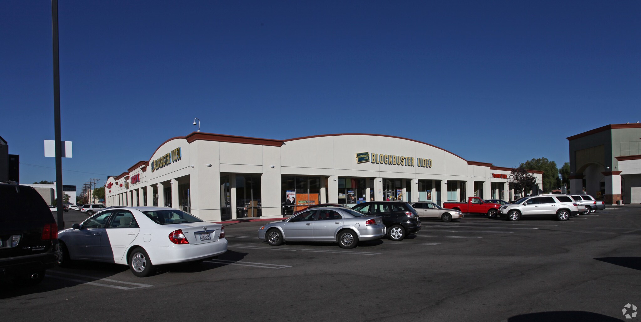 2177721949 Ventura Blvd, Woodland Hills, CA 91364 Warner Plaza