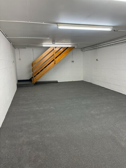 Hole Ln, Edenbridge for lease - Interior Photo - Image 2 of 3