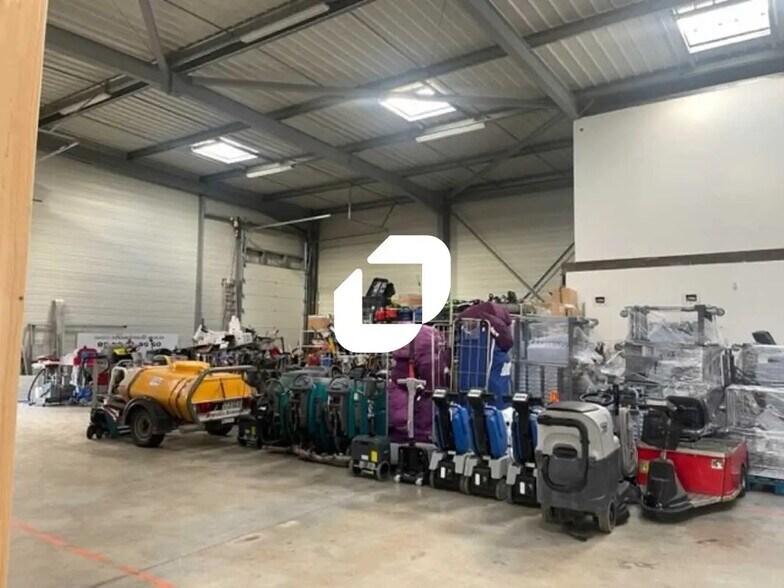 Office in Le Haillan for lease - Building Photo - Image 3 of 9