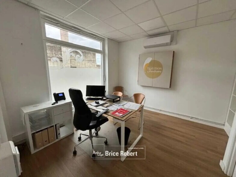 Office in Lyon for lease - Building Photo - Image 2 of 7