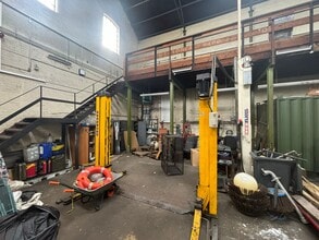 3 Curtis Rd, Dorking for lease Interior Photo- Image 2 of 2