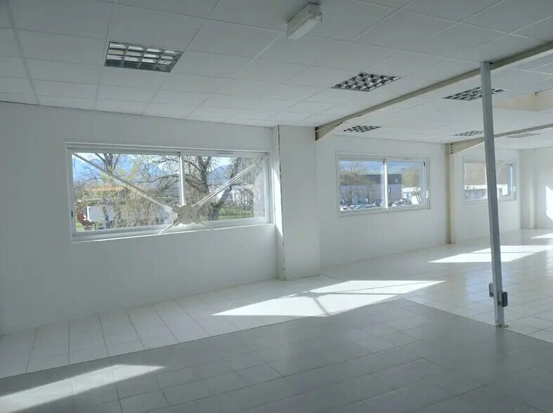 Office in Voglans for lease - Interior Photo - Image 2 of 12
