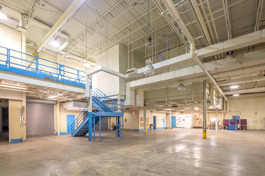 7085 Mentor Ave, Willoughby, OH for lease - Interior Photo - Image 2 of 4