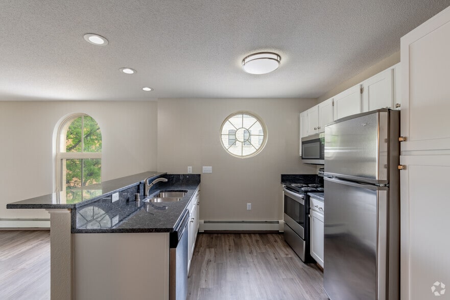 234 W Main St, Waukesha, WI for lease - Interior Photo - Image 3 of 53