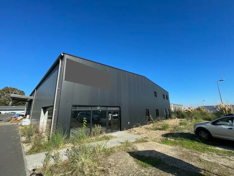 Flex in Saint-Loubès for lease - Building Photo - Image 1 of 10