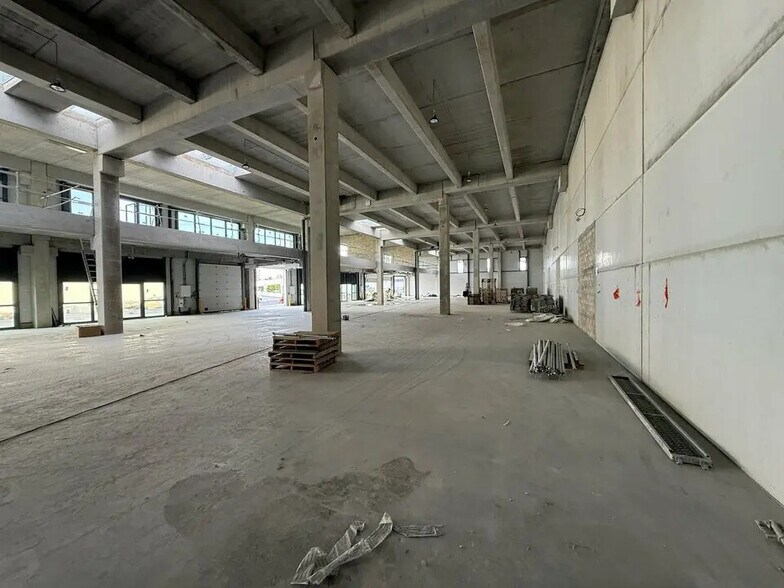 42 Rue Benoit Frachon, Bobigny for lease - Interior Photo - Image 2 of 6