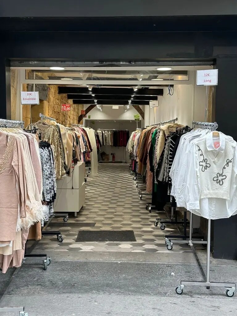 Retail in Paris for lease Interior Photo- Image 1 of 3