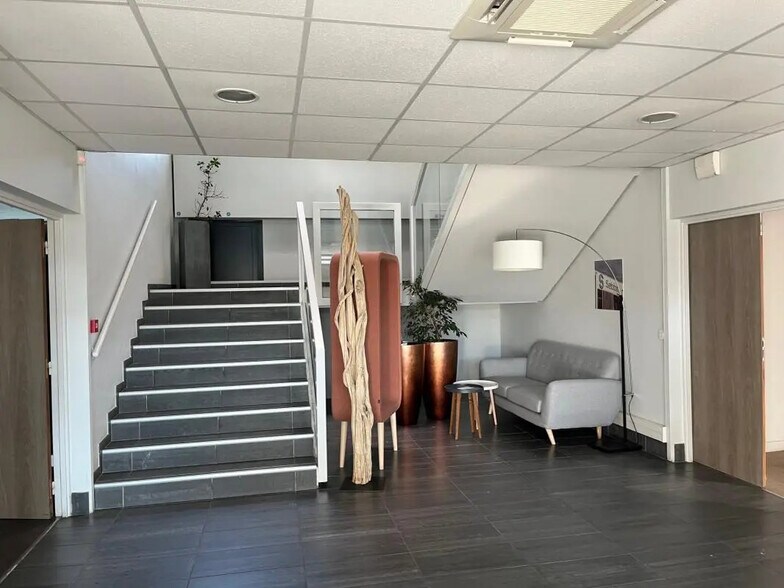 17 Rue Des Oziers, SAINT-OUEN-L'AUMONE for lease - Lobby - Image 3 of 22