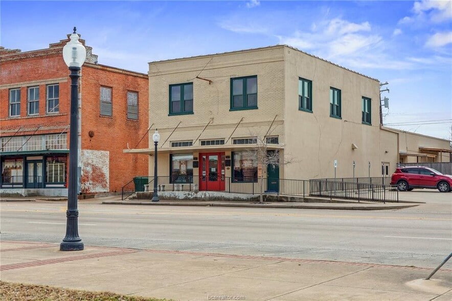 211 W William J Bryan Pky, Bryan, TX for lease - Primary Photo - Image 1 of 2