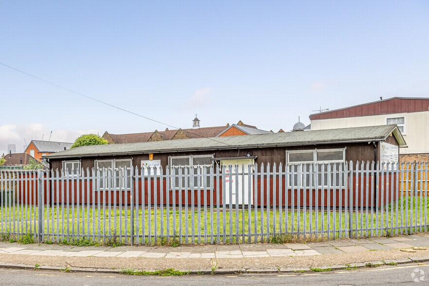 3 Hamilton Rd, London for lease - Building Photo - Image 2 of 4