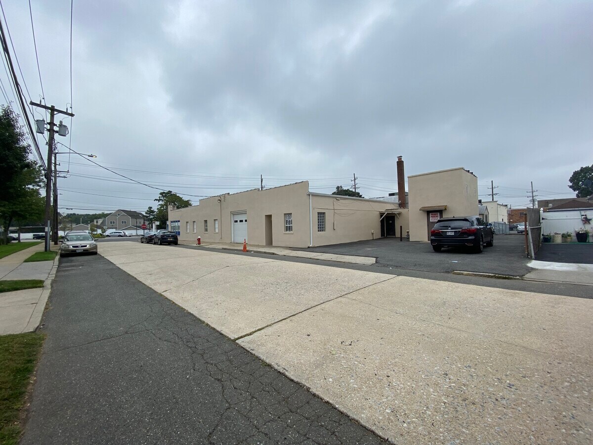581 Merrick Rd, Lynbrook, NY 11563
