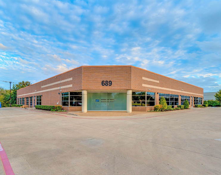 689 Airport Fwy, Hurst, TX for lease - Building Photo - Image 1 of 19