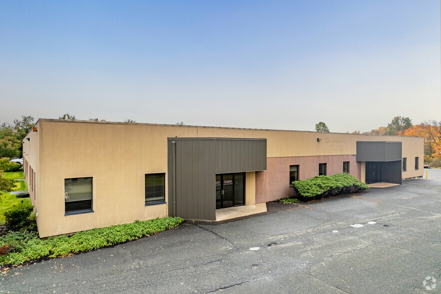 2081-2089 Quaker Pointe Dr, Quakertown, PA for lease - Primary Photo - Image 1 of 5