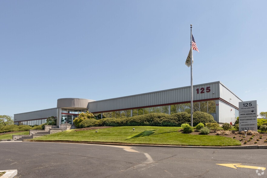 125 E Bethpage Rd, Plainview, NY for lease - Primary Photo - Image 1 of 7