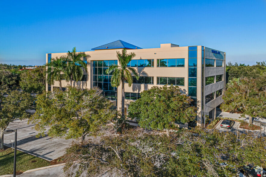 140 Intracoastal Pointe Dr, Jupiter, FL for lease - Primary Photo - Image 1 of 8