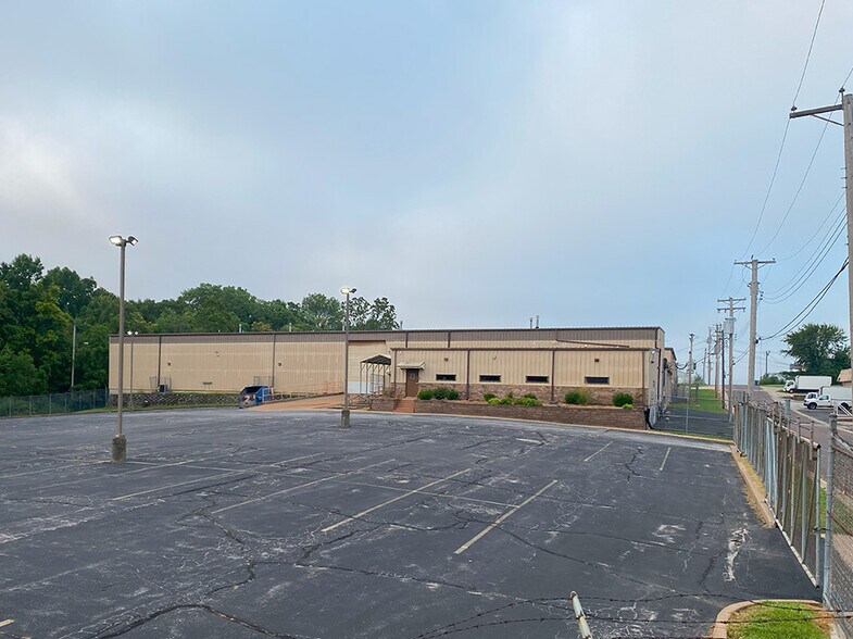 5932 Jackson Ave, Saint Louis, MO for lease - Building Photo - Image 1 of 10