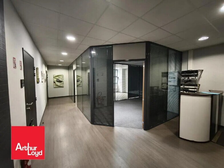 Office in Le Coudray for lease - Interior Photo - Image 1 of 2