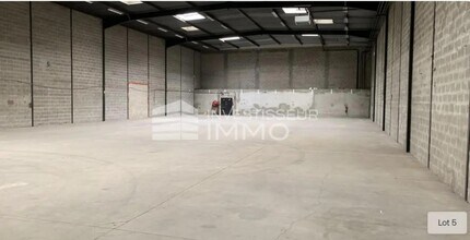 Flex in Morangis for lease Interior Photo- Image 2 of 3