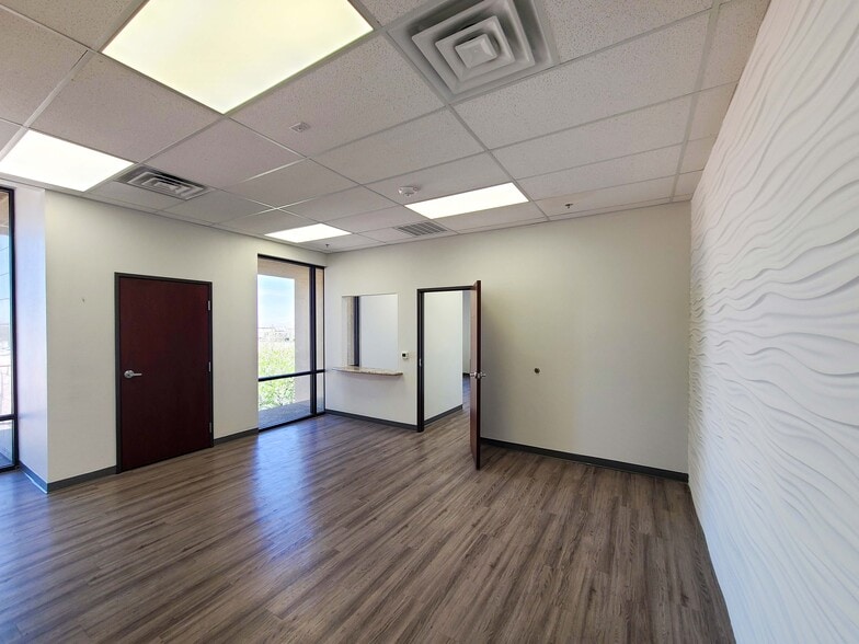 6970 W Patrick Ln, Las Vegas, NV for lease - Interior Photo - Image 2 of 9