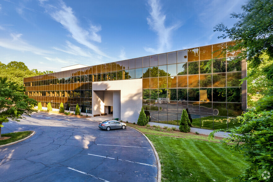 5600 77 Center Dr, Charlotte, NC for lease - Building Photo - Image 1 of 22