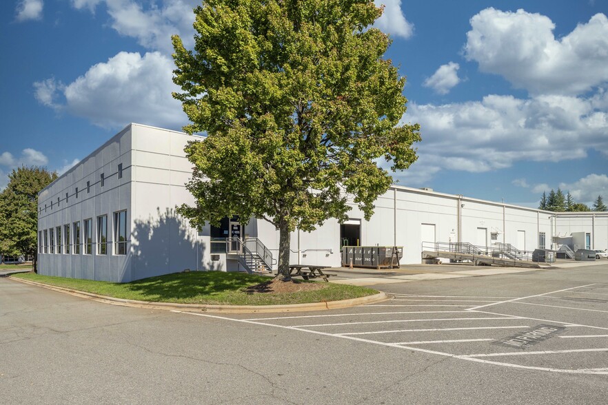 6125 Lakeview Rd, Charlotte, NC for lease - Building Photo - Image 2 of 10