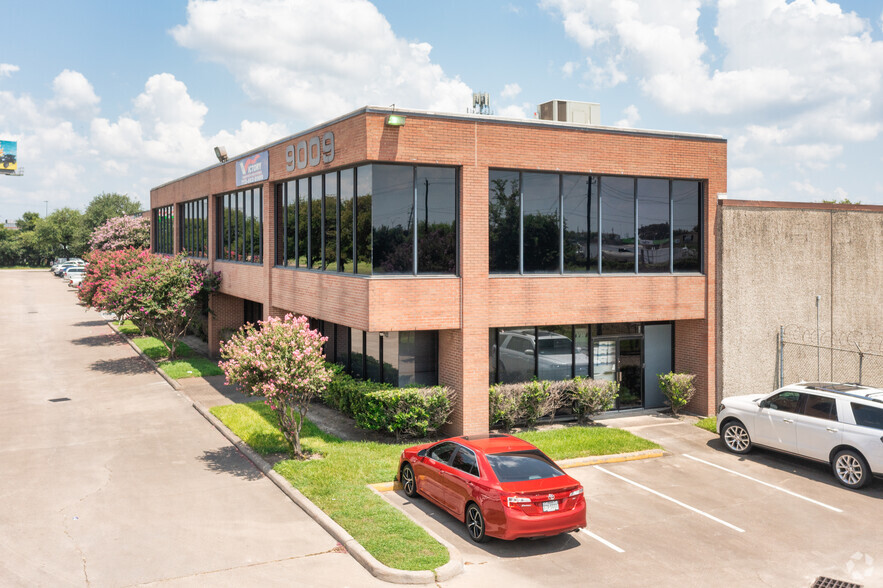 9009 North Loop E, Houston, TX for lease - Building Photo - Image 1 of 6