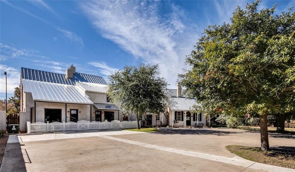 605 E Austin St, Fredericksburg, TX for sale - Building Photo - Image 1 of 1