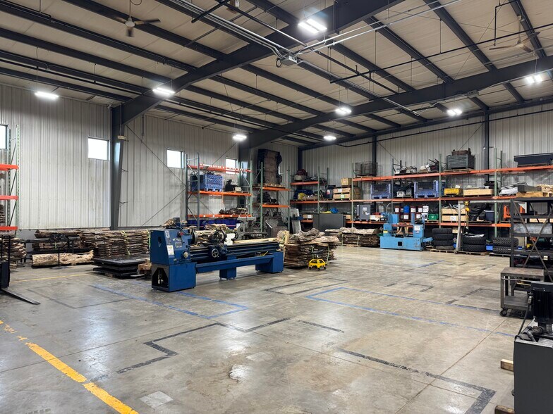 919 Trakk Ln, Woodstock, IL for lease - Building Photo - Image 3 of 14