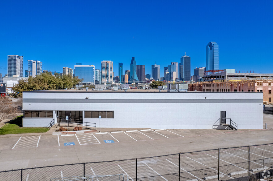 152 Continental Ave, Dallas, TX for lease - Building Photo - Image 2 of 16