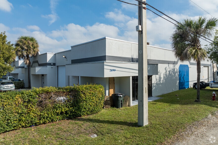 2699 W 79th St, Hialeah, FL for lease - Building Photo - Image 2 of 8