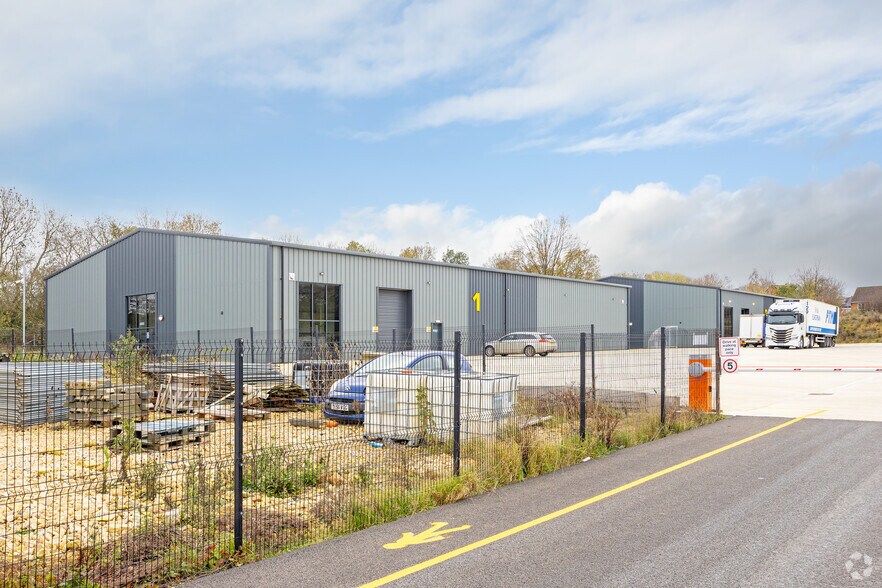 33 Beech Rise, Sleaford for lease - Primary Photo - Image 1 of 2