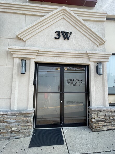 3 W Columbia Ave, Palisades Park, NJ for lease - Building Photo - Image 1 of 15