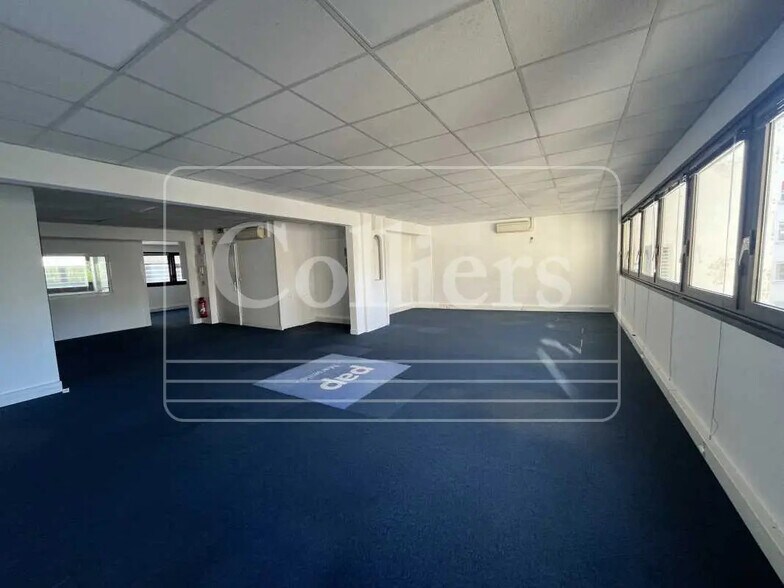 Office in Marseille for lease - Interior Photo - Image 2 of 9