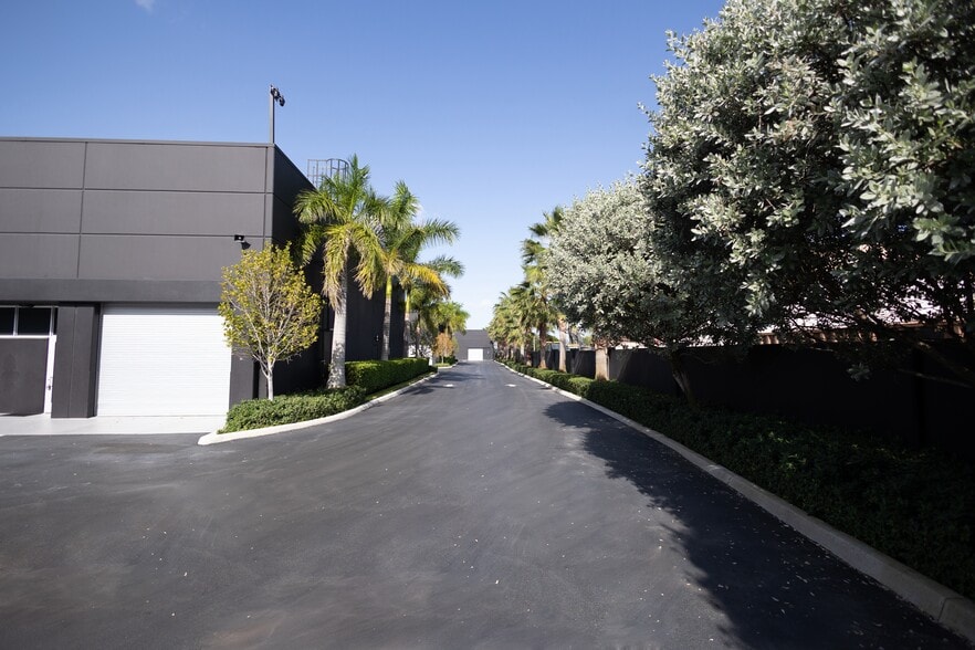 6050 NW 102nd Ave, Doral, FL for lease - Building Photo - Image 3 of 17