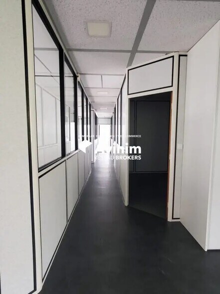 Office in Annecy for lease - Interior Photo - Image 2 of 6